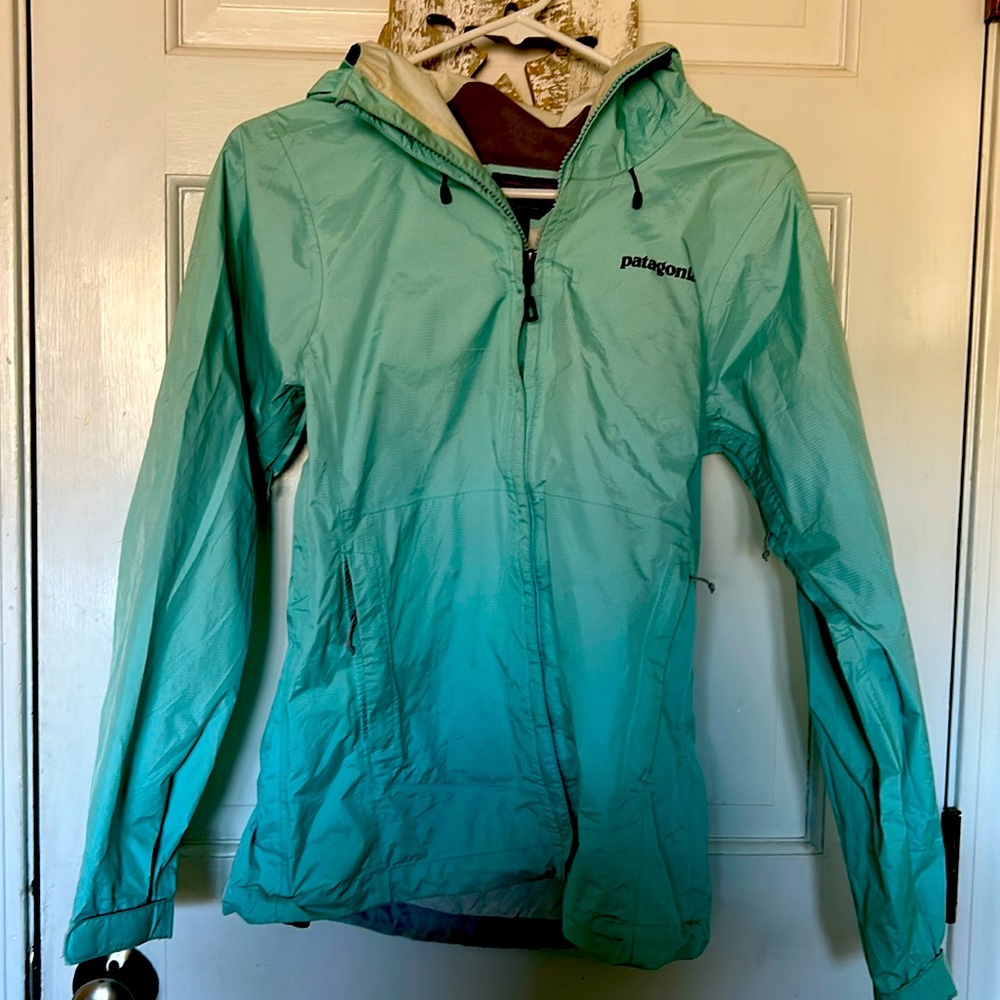 Patagonia women’s rain hooded jacket Small mint green .